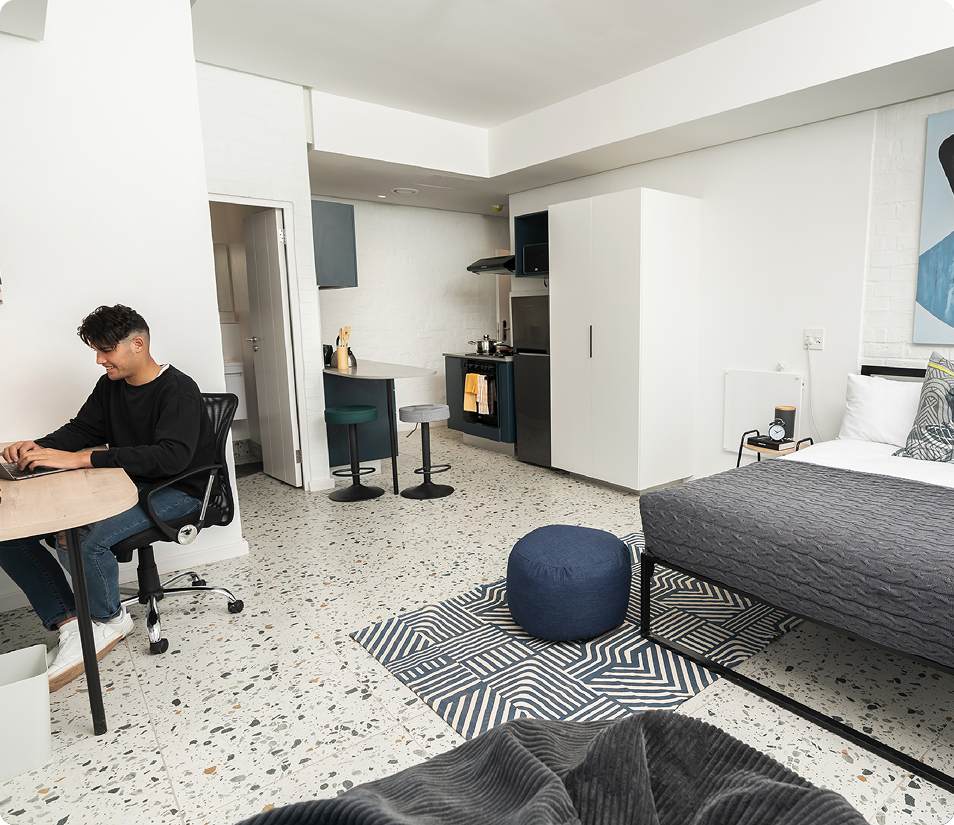XL Bachelor bedroom, desk and kitchenette at Lovers Walk.